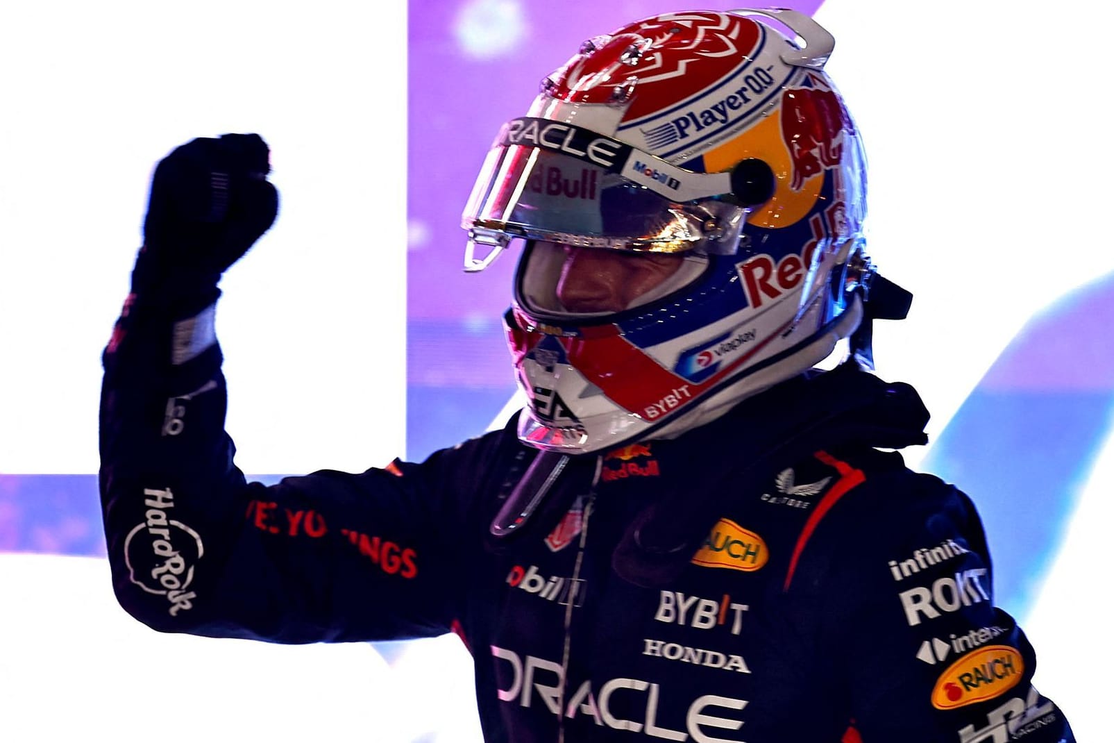 Triumphator: Max Verstappen feiert seinen dritten WM-Titel in Folge.