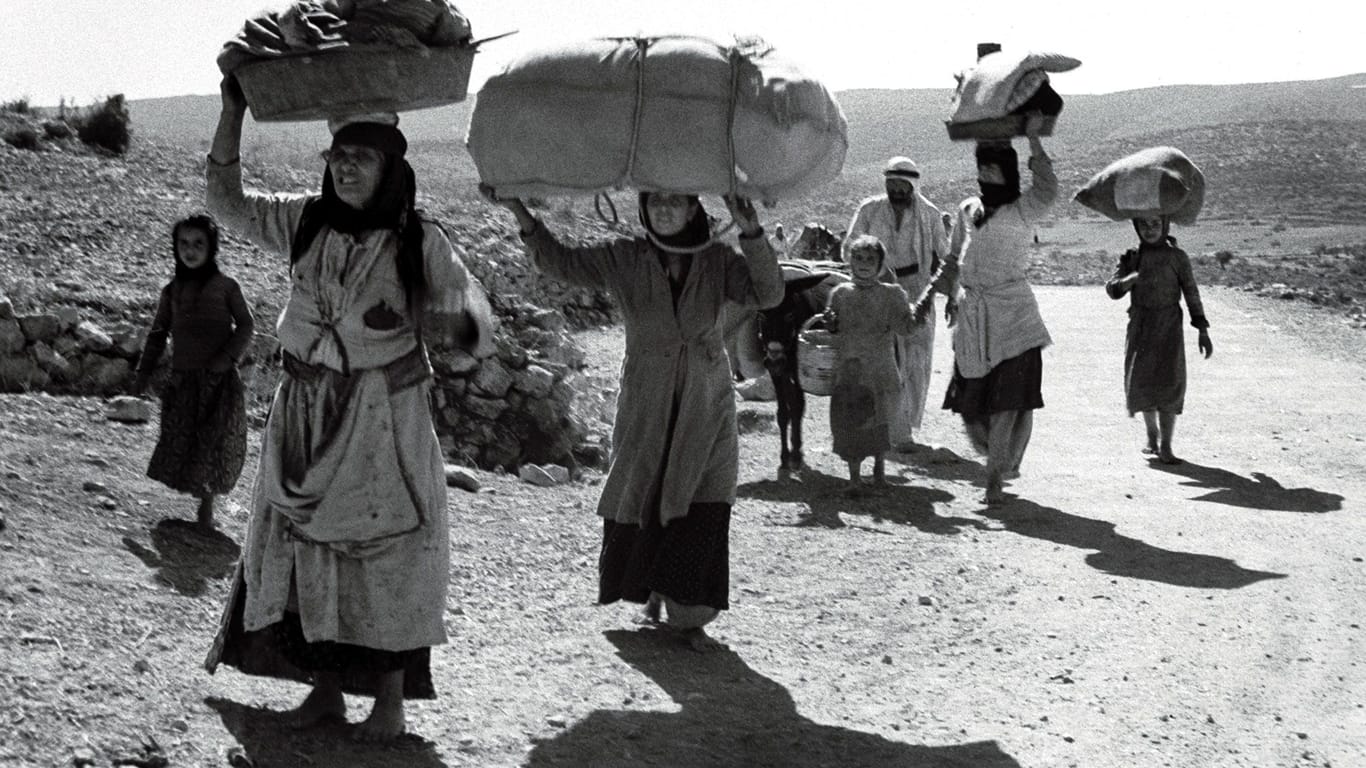 Palästinensische Geflüchtete 1948 (Archivbild): Für die Palästinenser gilt das Ende des Krieges 1948 als "Katastrophe", für Israel geht es als erfolgreicher Widerstand in die Geschichte ein.