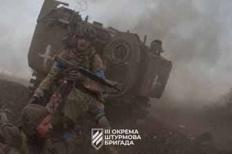 Ukrainische Soldaten kämpfen an der Front nahe der Stadt Bachmut.