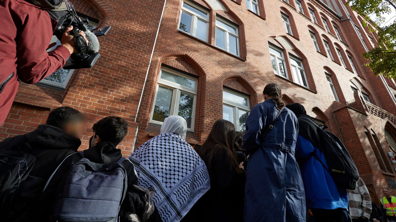 Schüler versammeln sich nach dem Unterricht vor dem Ernst-Abbe-Gymnasium im Berliner Stadtteil Neukölln.