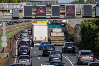 Dichter Verkehr und Stau: In den Herbstferien fΓΌllen sich die Autobahnen wieder mit Urlaubern. Dichter Verkehr und Stau: In den Herbstferien fΓΌllen sich die Autobahnen wieder mit Urlaubern.