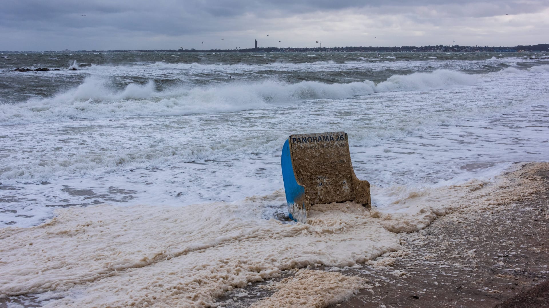 Sturmtief Tristan sorgt in der Kieler Förde für Hochwasser, Wellen und Gischt in der Kieler Förde.