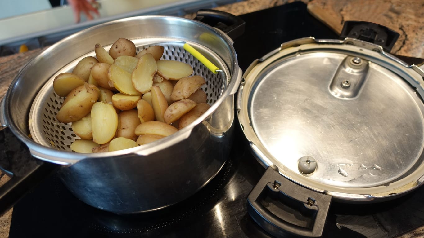 Im Schnellkochtopf sind Kartoffeln innerhalb weniger Minuten gar.