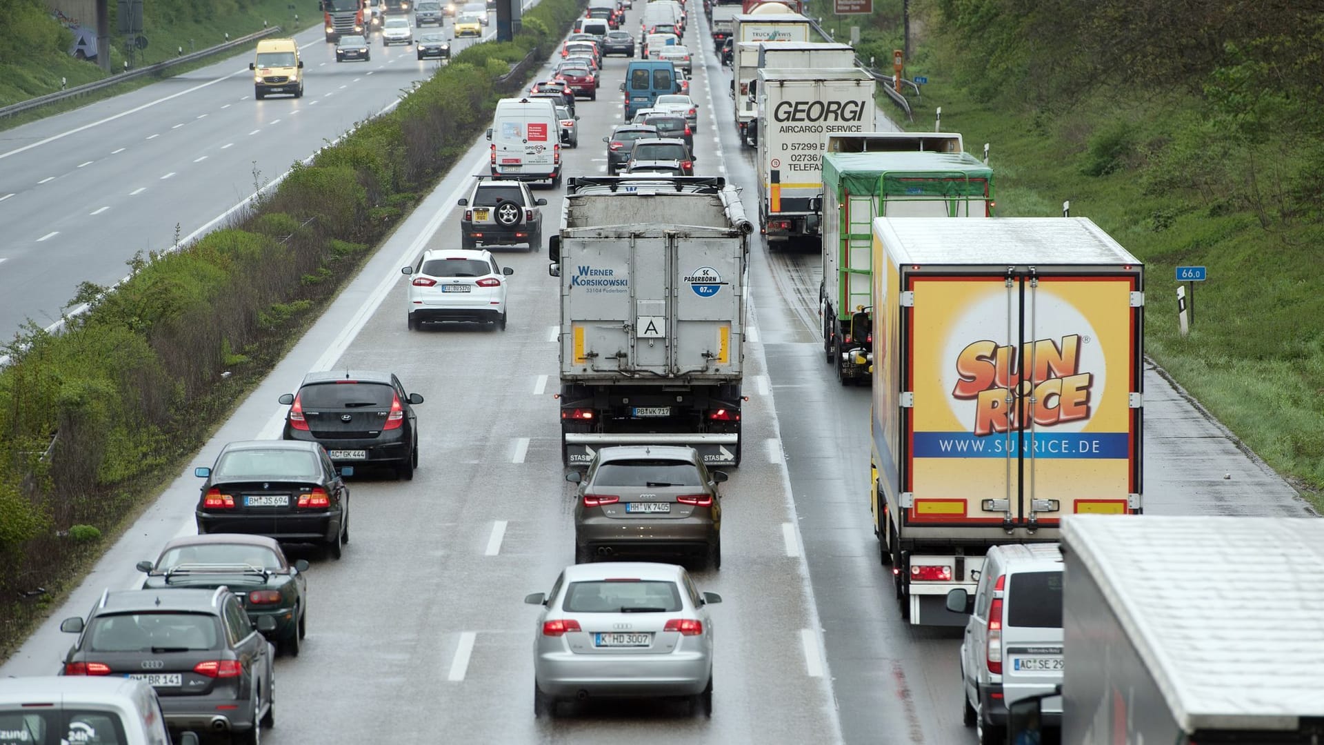 Fahrzeuge stauen sich auf einer Autobahn (Symbolfoto): Besonders die A1 und A7 dürften voll werden, prognostiziert der ADAC.