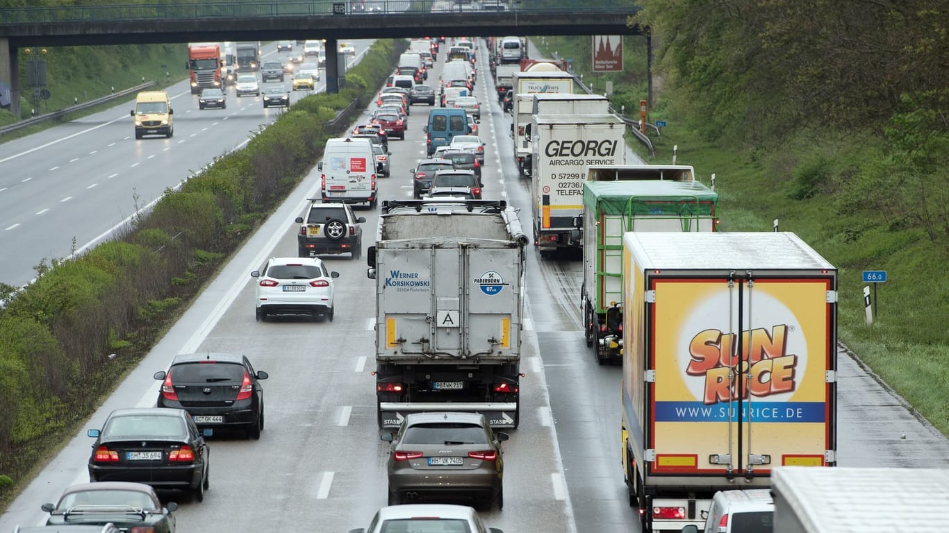 Fahrzeuge stauen sich auf einer Autobahn (Symbolfoto): Besonders die A1 und A7 dürften voll werden, prognostiziert der ADAC.