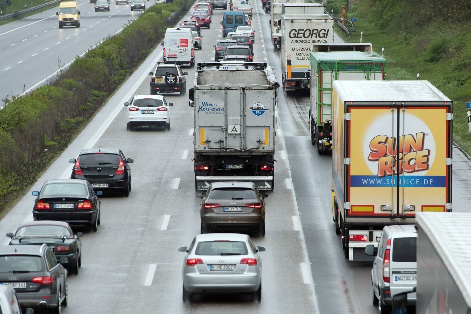 Fahrzeuge stauen sich auf einer Autobahn (Symbolfoto): Besonders die A1 und A7 dürften voll werden, prognostiziert der ADAC.