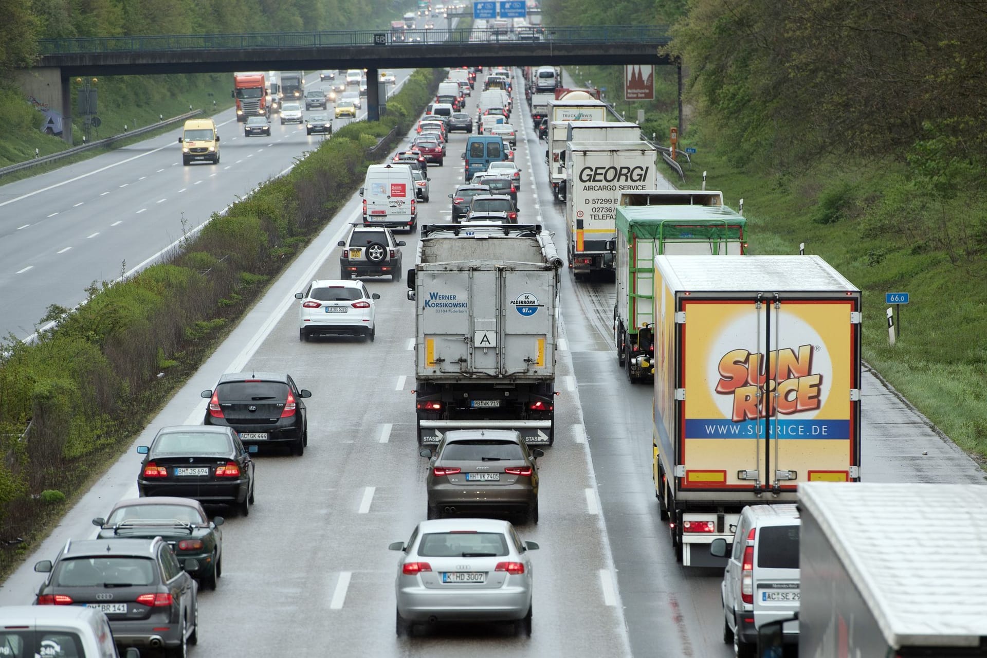 Fahrzeuge stauen sich auf einer Autobahn (Symbolfoto): Besonders die A1 und A7 dürften voll werden, prognostiziert der ADAC.