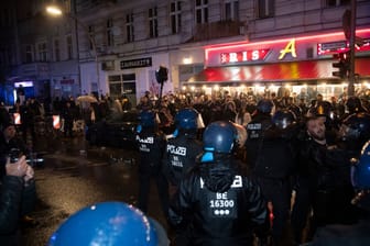 Demonstranten und Polizei treffen im Stadtteil Neukölln aufeinander: In Berlin-Neukölln hatten sich am späten Samstagabend etwa 50 Menschen zu einer laut Polizei pro-palästinensischen Demo versammelt.