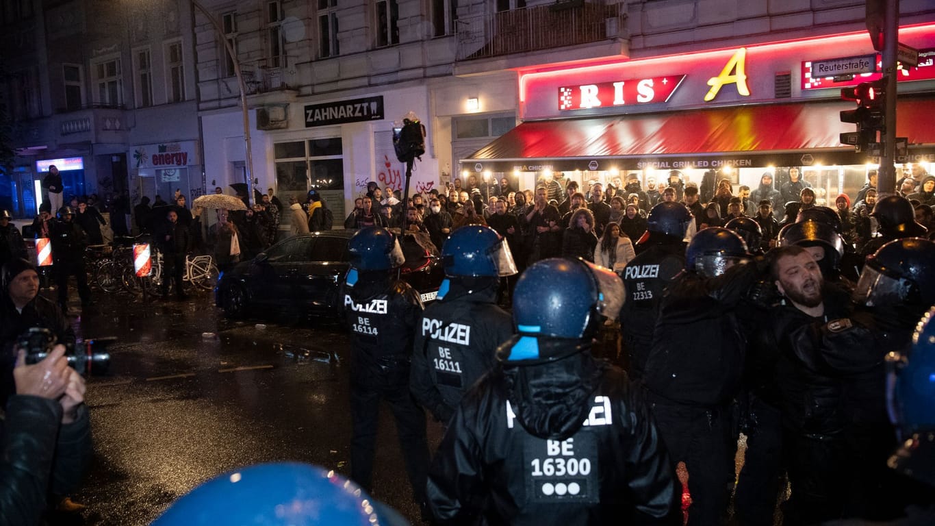 Demonstranten und Polizei treffen im Stadtteil Neukölln aufeinander: In Berlin-Neukölln hatten sich am späten Samstagabend etwa 50 Menschen zu einer laut Polizei pro-palästinensischen Demo versammelt.