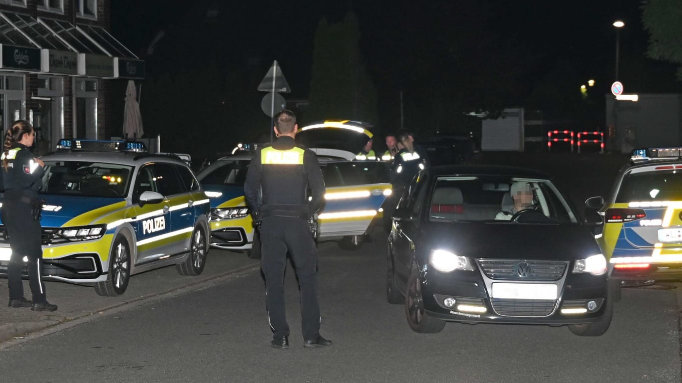 Einsatzkräfte vor dem Mehrfamilienhaus in Neu Wulmstorf: Rund 30 Bewohner mussten in der Nacht aus ihren Wohnungen.