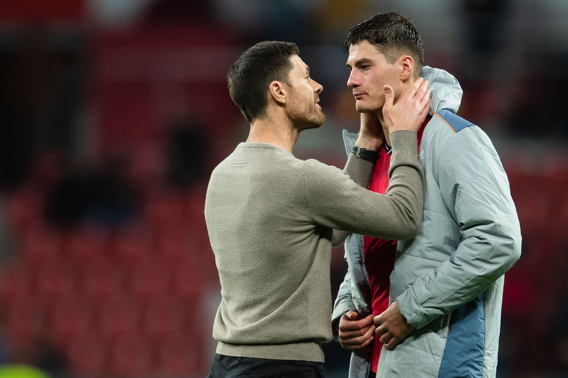Leverkusens Trainer Xabi Alonso und Patrik Schick