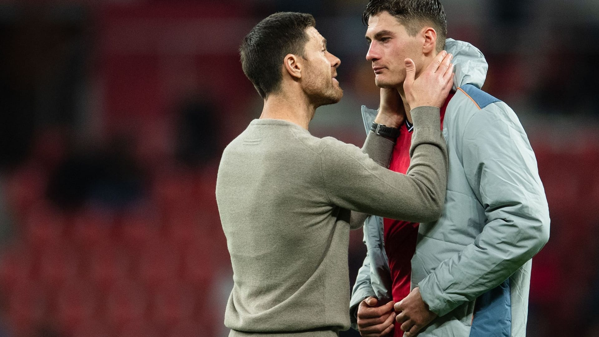Leverkusens Trainer Xabi Alonso und Patrik Schick Leverkusens Trainer Xabi Alonso und Patrik Schick