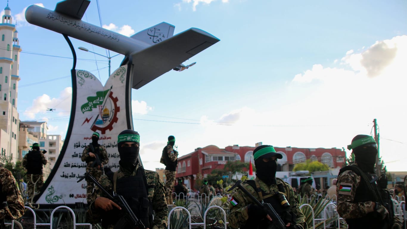 Hamasterroristen mit Shebab-Drone (Archivbild): Der Iran unterstützt die Hamas mit rund 150 Millionen US-Dollar im Jahr. Die Hamas produziert mittlerweile selber Drohnen.