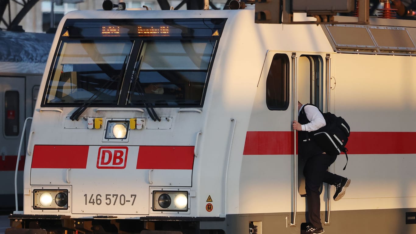 Ein Lokführer steigt in einen Triebwagen: Die Lokführergewerkschaft GDL und die Deutsche Bahn verhandeln wieder über höhere Gehälter.