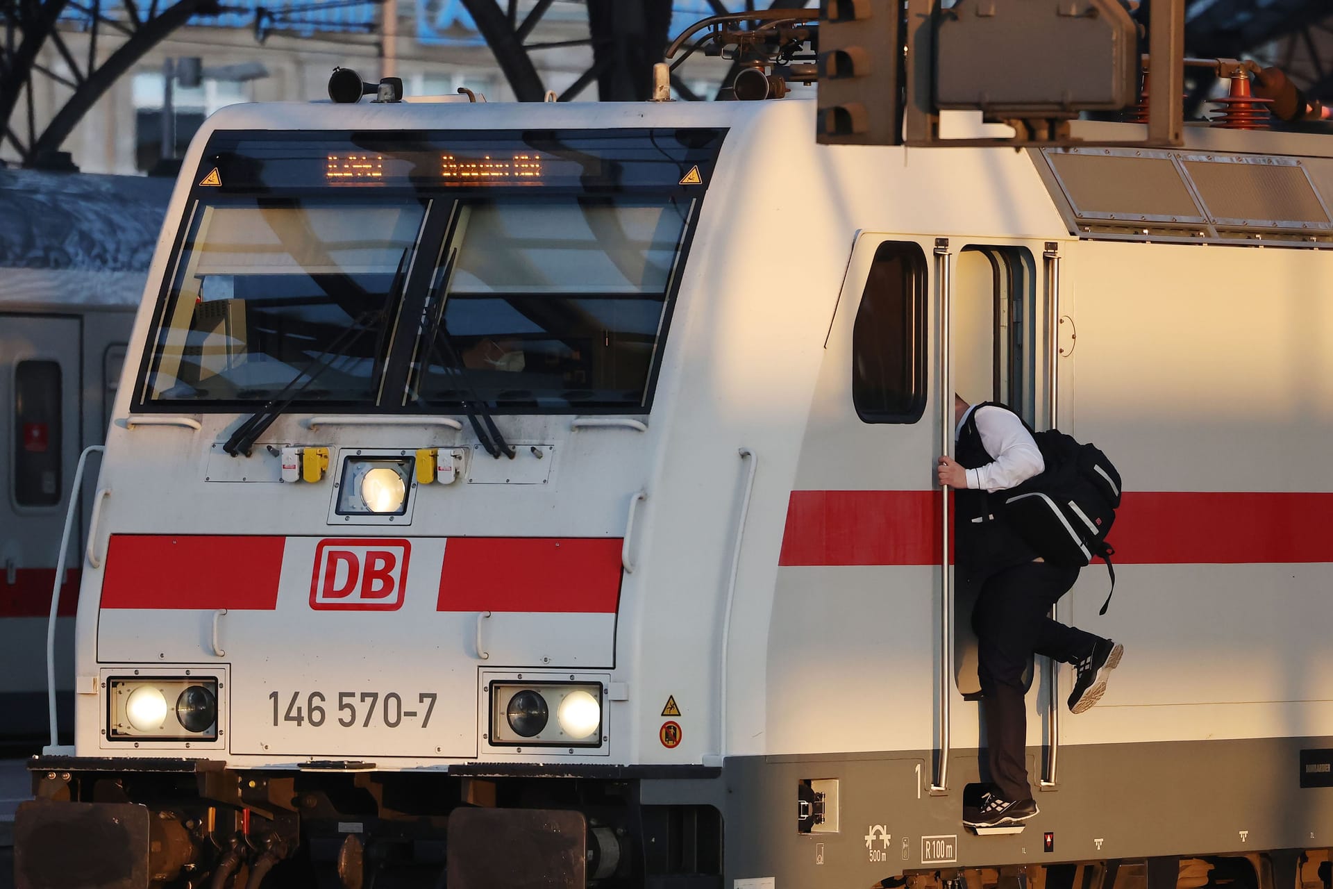 Ein Lokführer steigt in einen Triebwagen: Die Lokführergewerkschaft GDL und die Deutsche Bahn verhandeln wieder über höhere Gehälter.