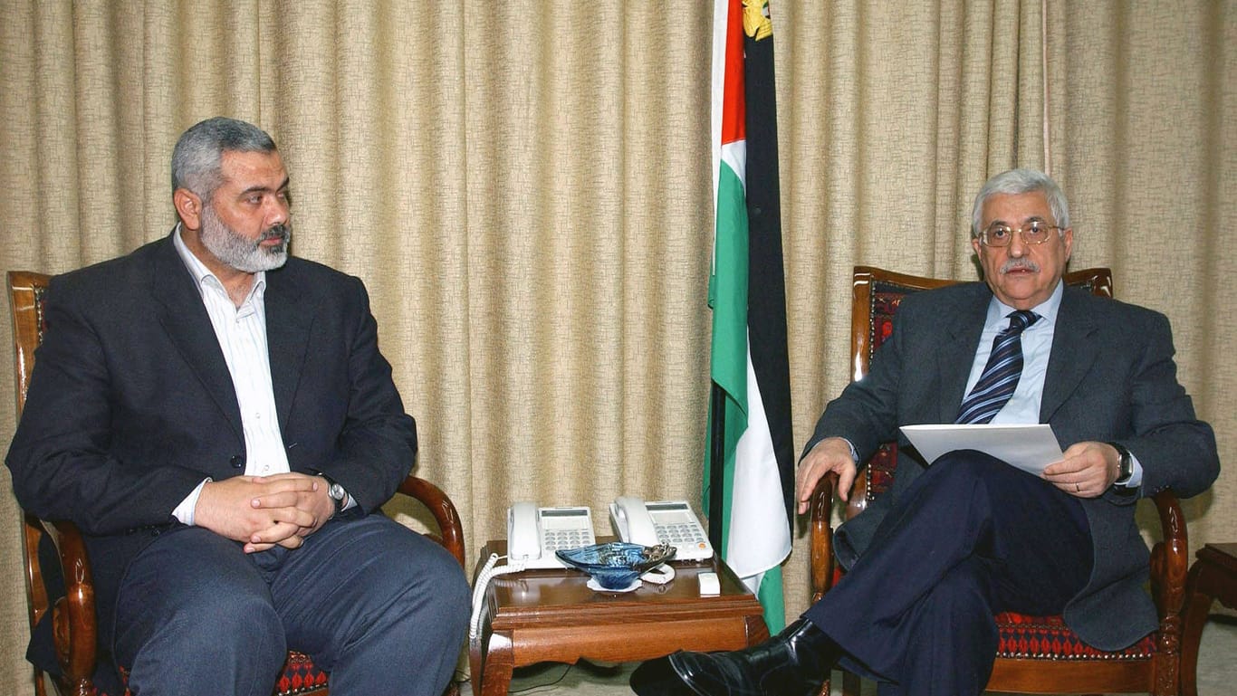 Ismail Haniyye (l.) und Palästinenserpräsident Mahmud Abbas bei Gesprächen im Jahr 2006.