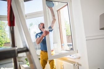 Fenster putzen: Hausarbeit kann auch als Workout zählen.