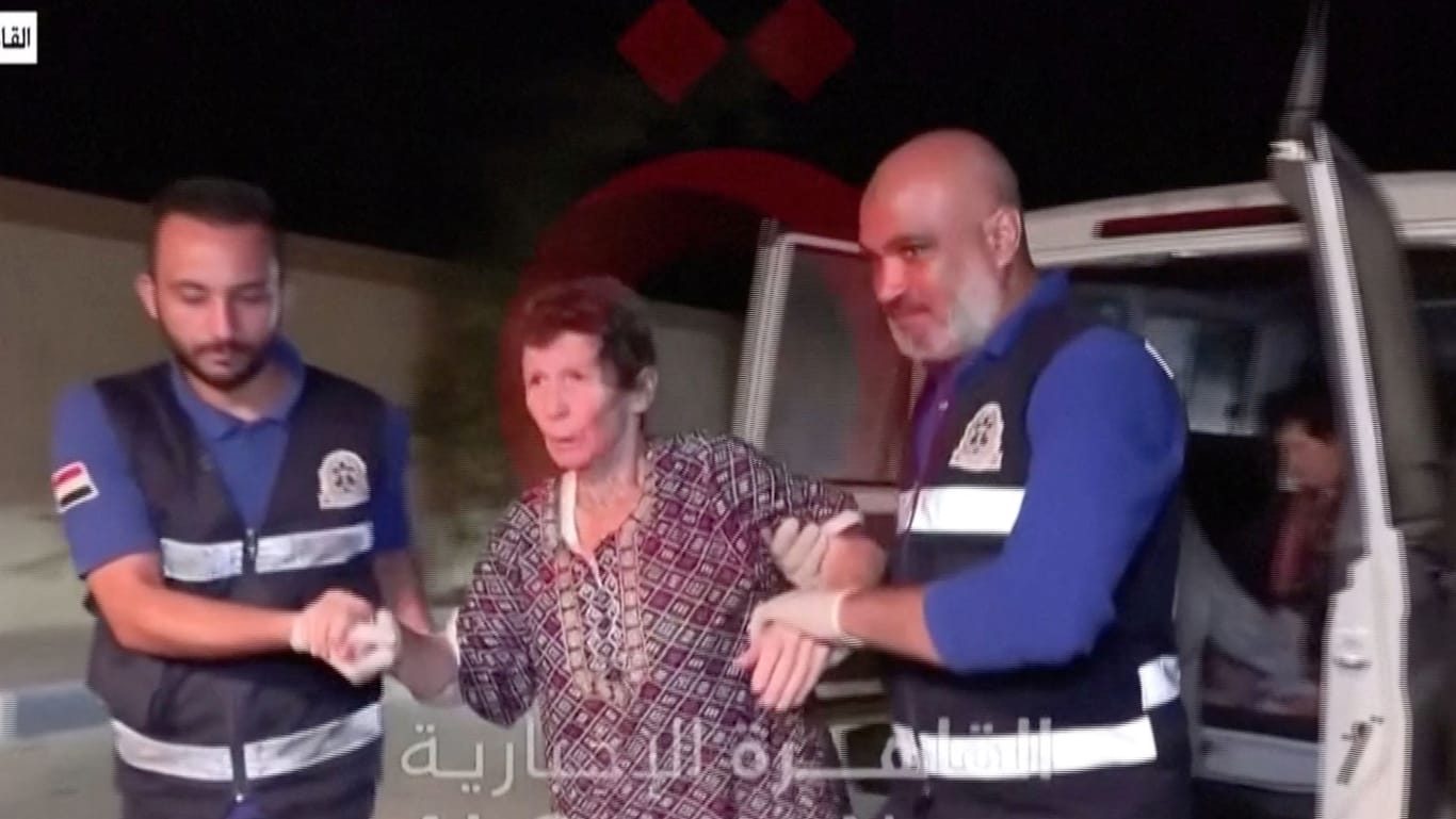 Yocheved Lifshitz (85) bei ihrer Freilassung nahe dem Grenzübergang Rafah: Zuvor war die Israelin 16 Tage in der Gewalt der Hamas.