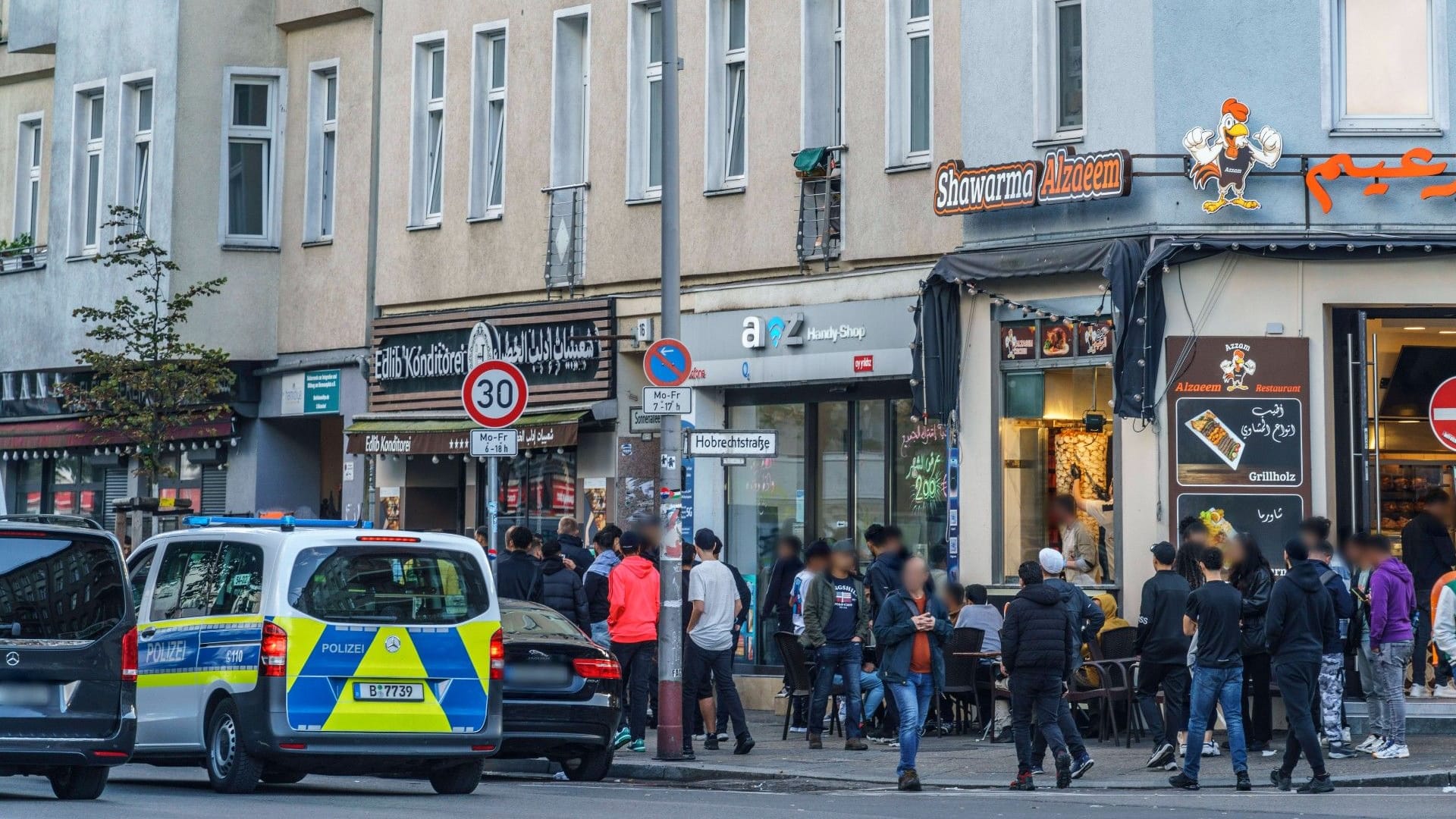 Junge Männer versammeln sich an der Sonnenallee (Archivbild): Insbesondere in Neukölln finden sich Palästina-Flaggen an vielen Straßenecken.