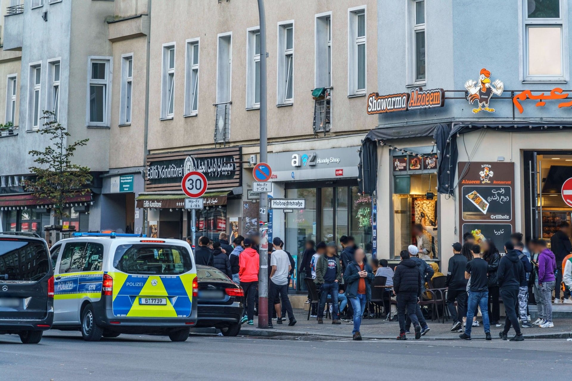 Junge Männer versammeln sich an der Sonnenallee (Archivbild): Insbesondere in Neukölln finden sich Palästina-Flaggen an vielen Straßenecken.