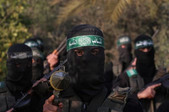 Vermummte Hamas-Terroristen (Archivbild): Ein weiterer Drahtzieher der Anschläge wurde getötet.
