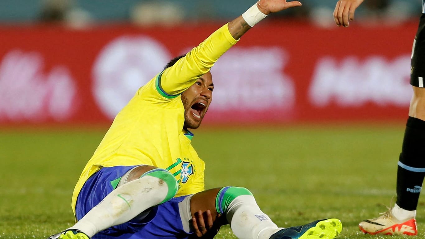 Neymar schreit vor Schmerz auf: Gegen Uruguay musste er verletzt vom Platz.