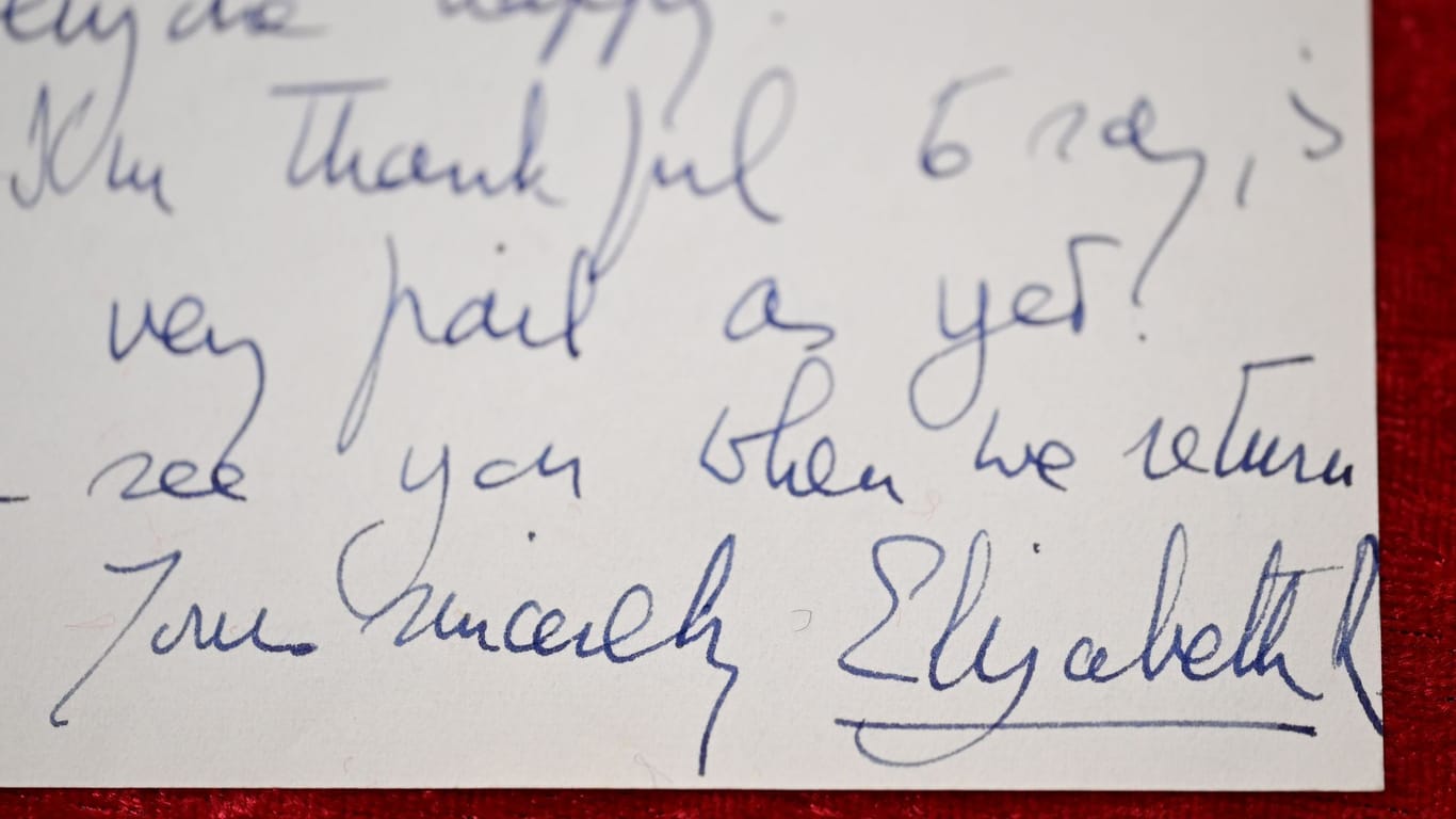 Ein Brief der verstorbenen britischen Königin Elisabeth II. an ihre Hebamme liegt im Auktionshaus.