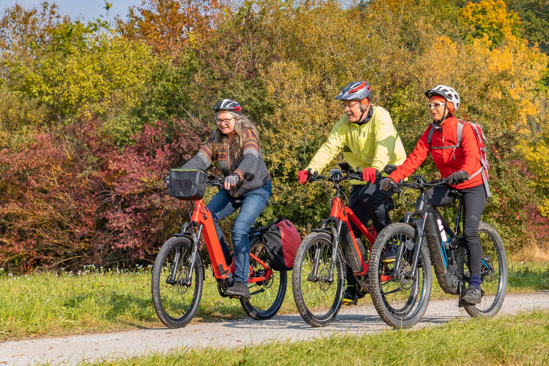 Herbsttour auf dem E-Bike: Umso älter die befragten Sportler sind, umso eher steigen sie vom Joggen zum Fahrrad fahren um.