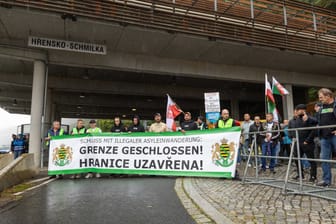 Die Partei Freie Sachsen demonstriert nahe des Grenzübergangs in Schmilka.