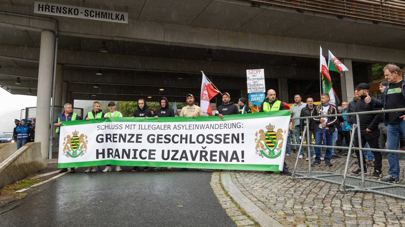 Die Partei Freie Sachsen demonstriert nahe des Grenzübergangs in Schmilka.