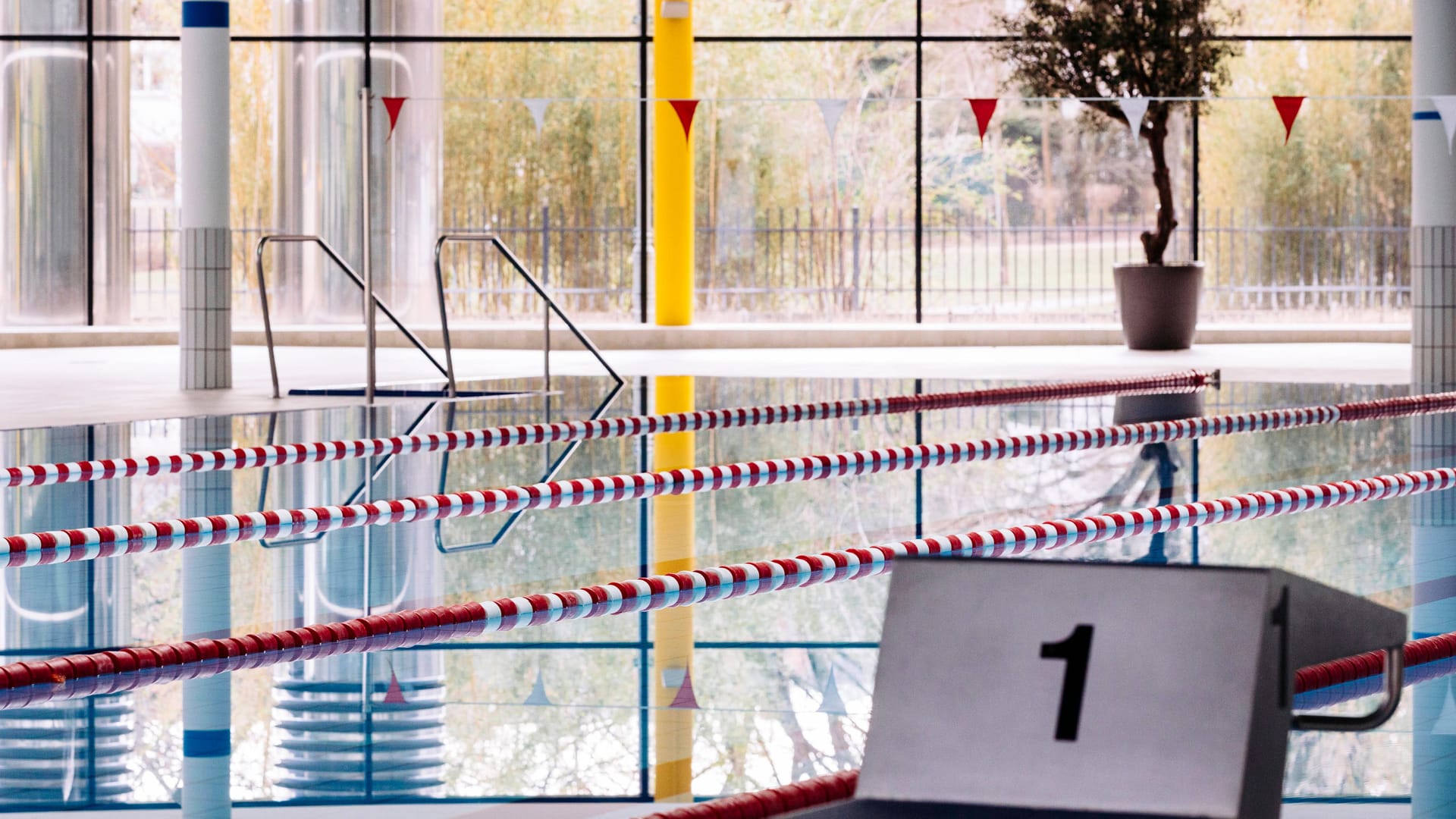 Das Schwimmerbecken im Hallenbad am Lentpark (Symbolbild): Besucher müssen künftig mit höheren Eintrittspreisen rechnen.