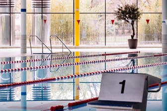 Das Schwimmerbecken im Hallenbad am Lentpark (Symbolbild): Besucher müssen künftig mit höheren Eintrittspreisen rechnen.