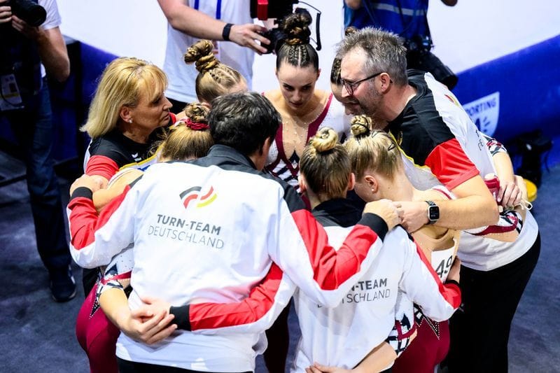 Deutschlands Bundestrainer Gerben Wiersma (r.) spricht zu den Turnerinnen: Zur Qualifikation für Olympia fehlte nicht viel.