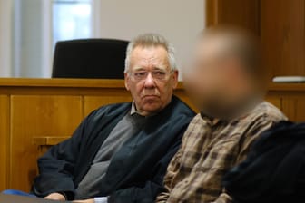 Der angeklagte Vater (r) und sein Pflichtverteidiger Rainer Nitschke sitzen zu Prozessauftakt im Landgericht Oldenburg. Auch die Mutter des Kindes musste sich verantworten.