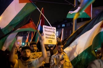 Pro-Palästinensische Demonstranten in Duisburg: Laut der Polizei war die Demo weitgehend friedlich.