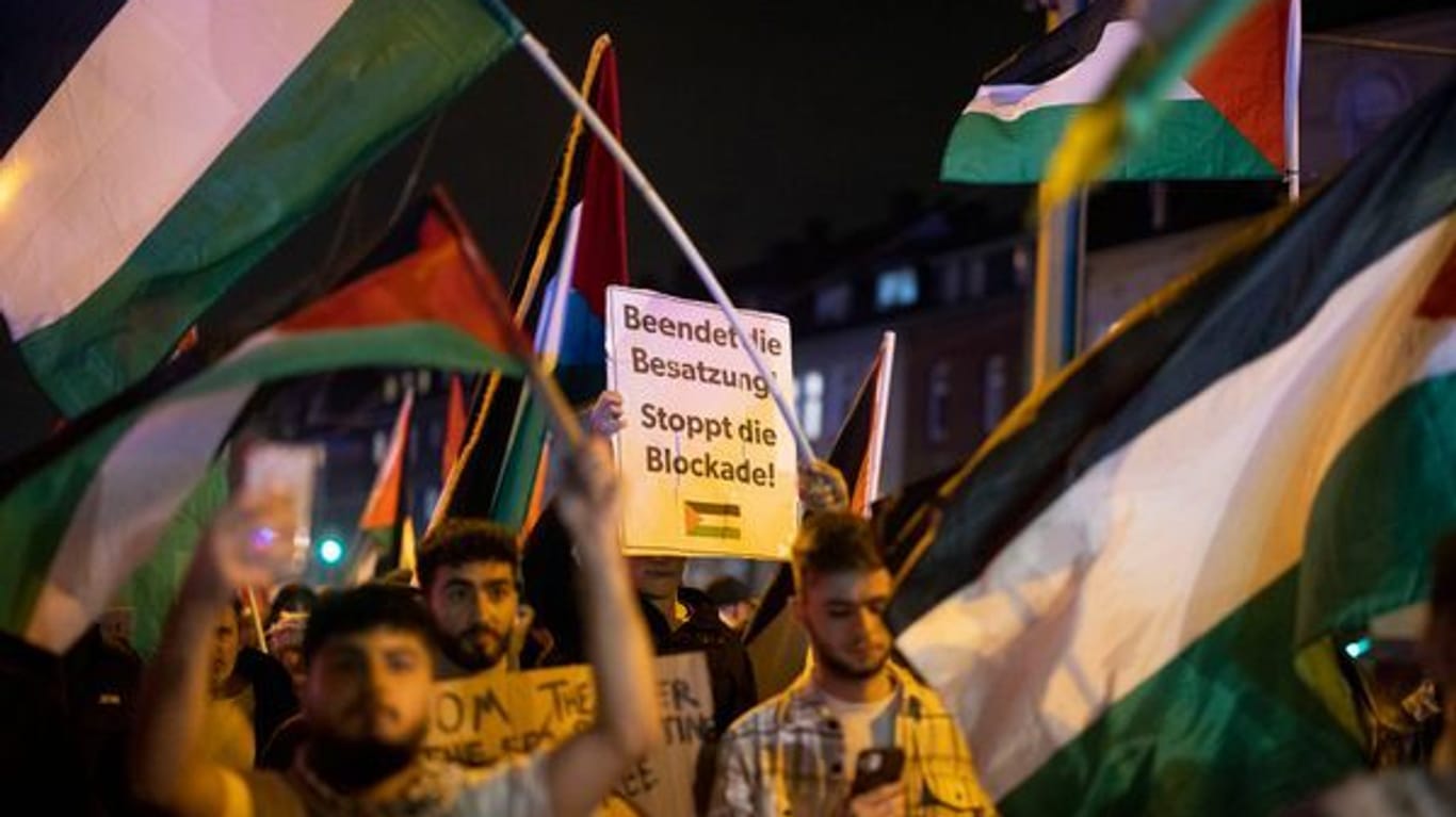Pro-Palästinensische Demonstranten in Duisburg: Laut der Polizei war die Demo weitgehend friedlich.