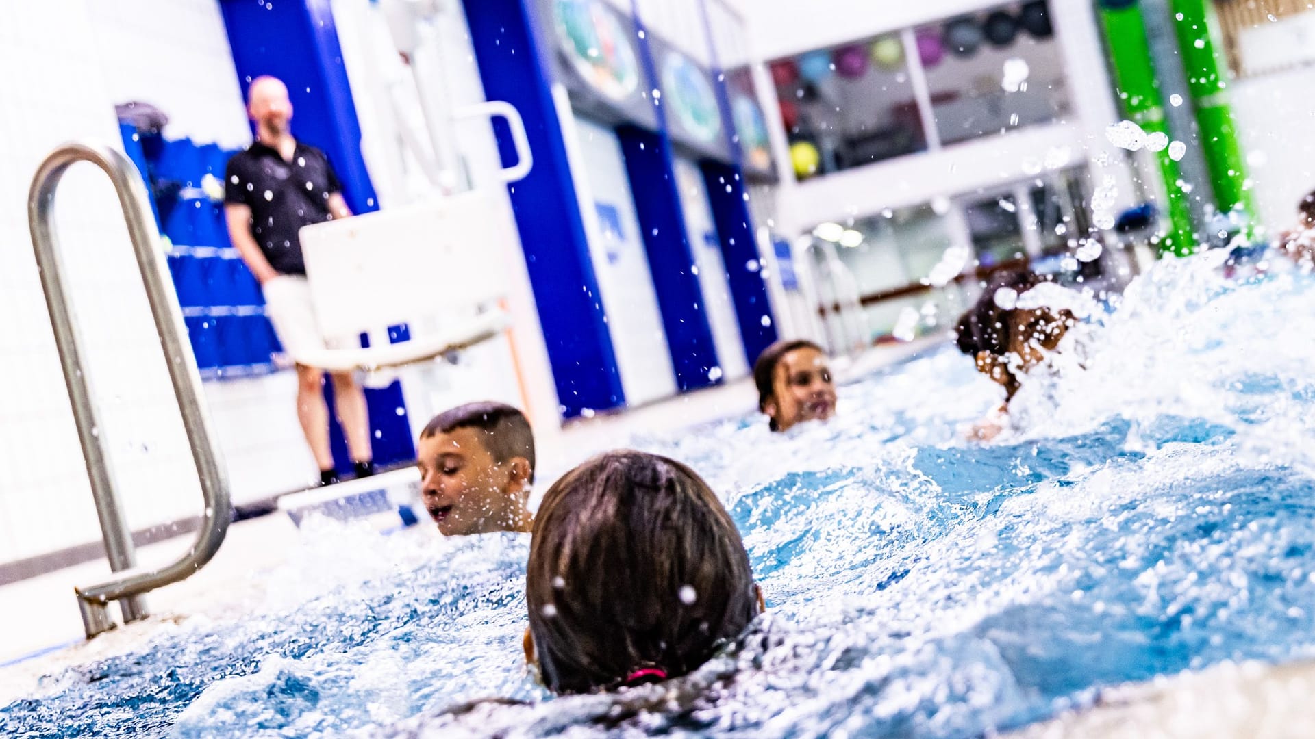 Kinder bei einem Schwimmkurs (Symbolfoto): In Niendorf kam es zu einem Rettungseinsatz.