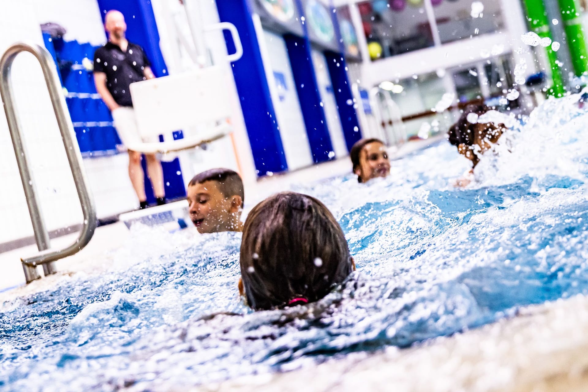 Kinder bei einem Schwimmkurs (Symbolfoto): In Niendorf kam es zu einem Rettungseinsatz.