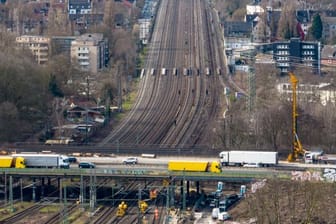 Duisburg: Die achtspurige Bahnstrecke am Autobahnkreuz Kaiserberg.