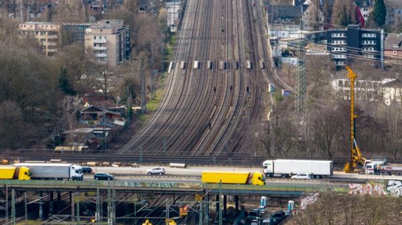Duisburg: Die achtspurige Bahnstrecke am Autobahnkreuz Kaiserberg.