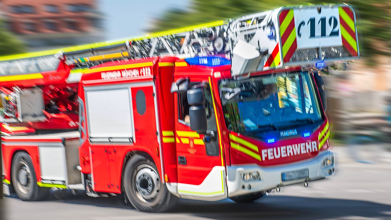 Feuerwehr bei Einsatzfahrt: Am Rangierbahnhof Nord in München tritt am Freitag ein giftiger Sott aus.