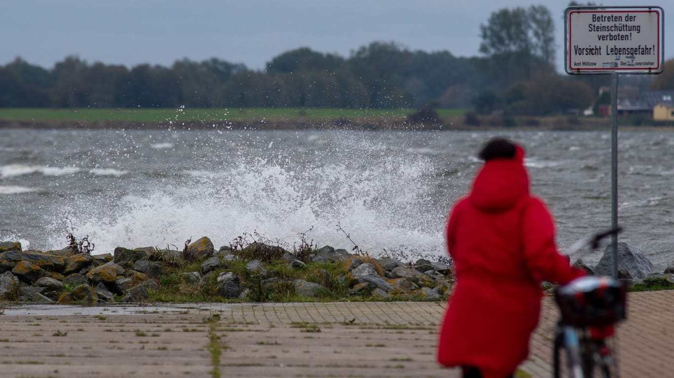 Wellen umspülen den Hafen am Strelasund: Die Menschen an der Ostseeküste müssen sich auf eine schwere Sturmflut einstellen.