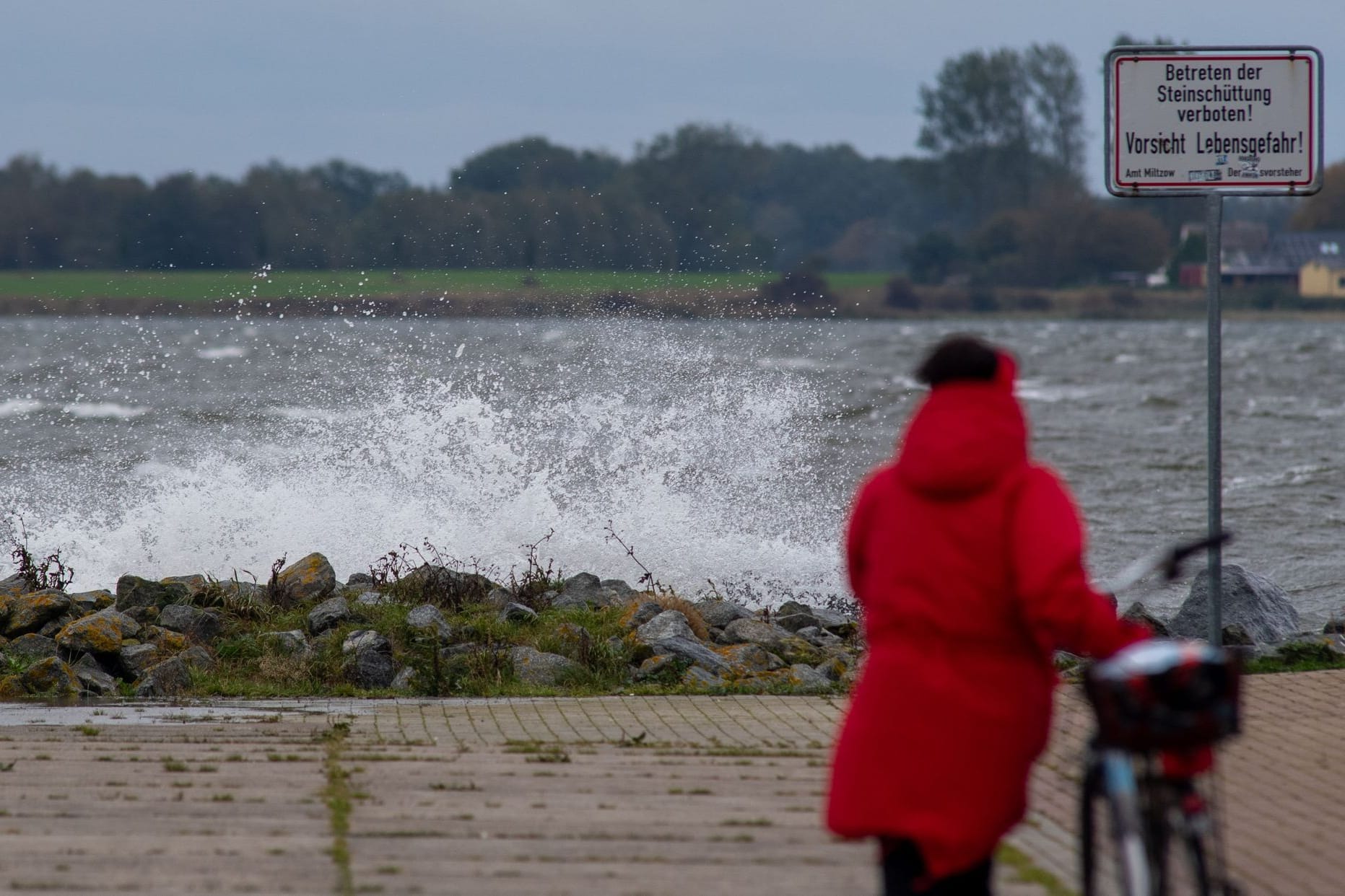 Wellen umspülen den Hafen am Strelasund: Die Menschen an der Ostseeküste müssen sich auf eine schwere Sturmflut einstellen.