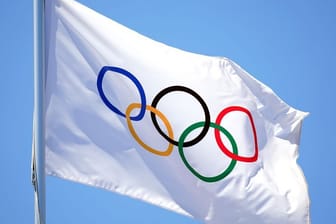 Die Olympischen Ringe auf einer weißen Fahne: Die Spiele 2030 werden wohl nicht in Sapporo stattfinden.