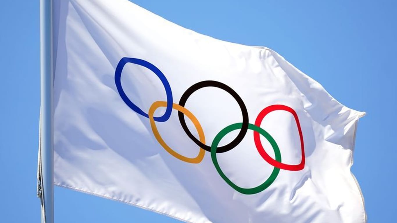 Die Olympischen Ringe auf einer weißen Fahne: Die Spiele 2030 werden wohl nicht in Sapporo stattfinden.