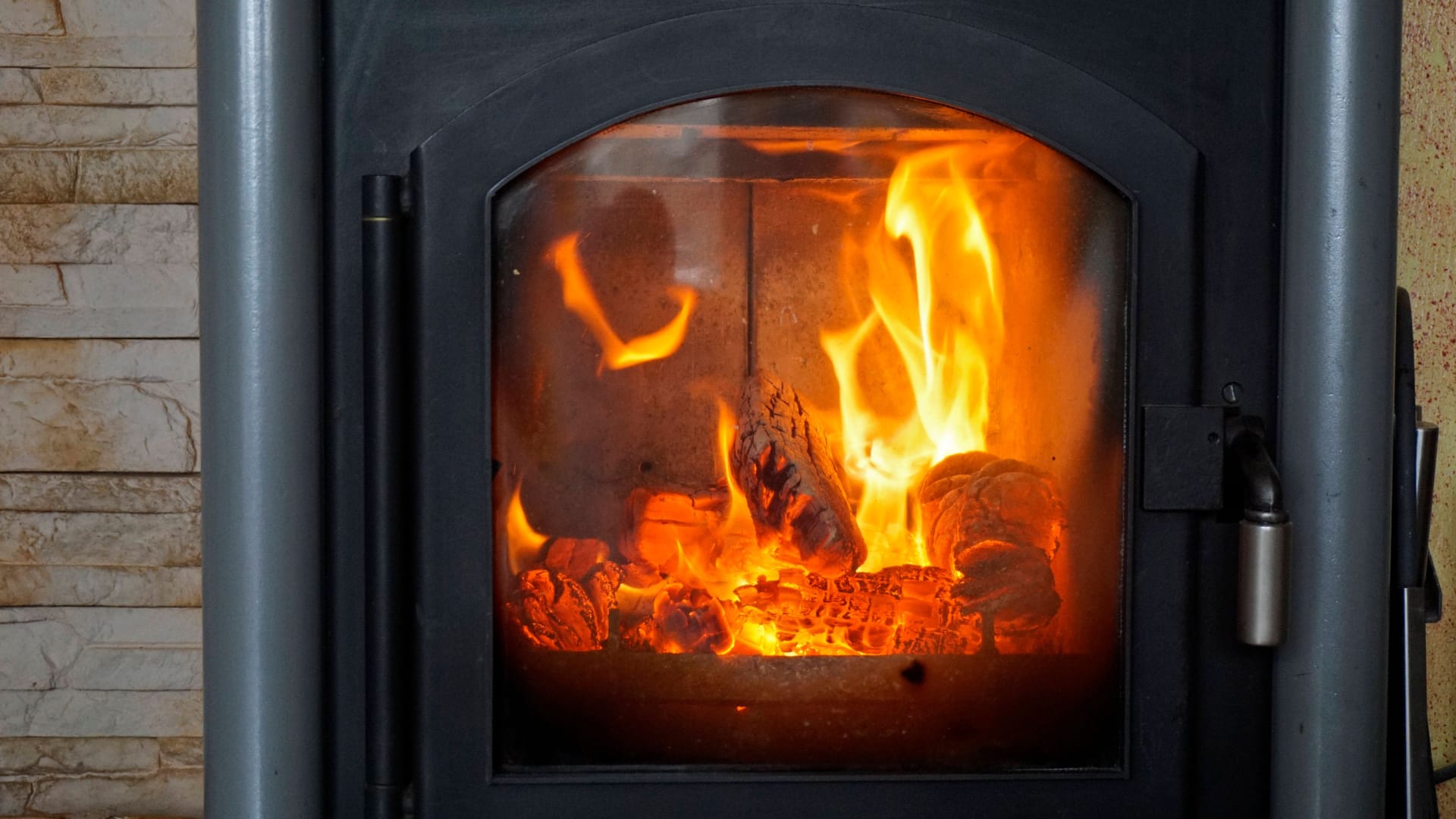 Holzofen in einem Wohnzimmer (Symbolfoto): Die Preise für Brennholz sind in den vergangenen Jahren teils kräftig gestiegen.