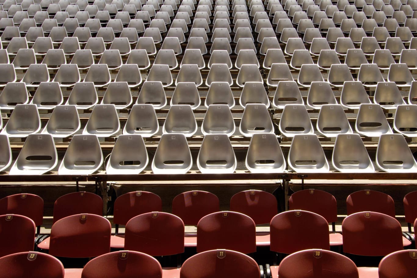 Ein Theater von innen (Symbolbild): Die Stadt Wiesbaden schaffte es mit einem Theater in das Schwarzbuch der Steuerzahler.