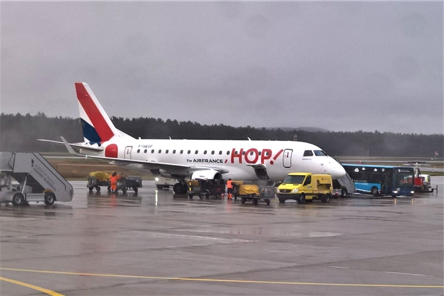 Ein Flugzeug am Flughafen Nantes (Archivbild): An mehreren französischen Flughäfen gab es Bombendrohungen.