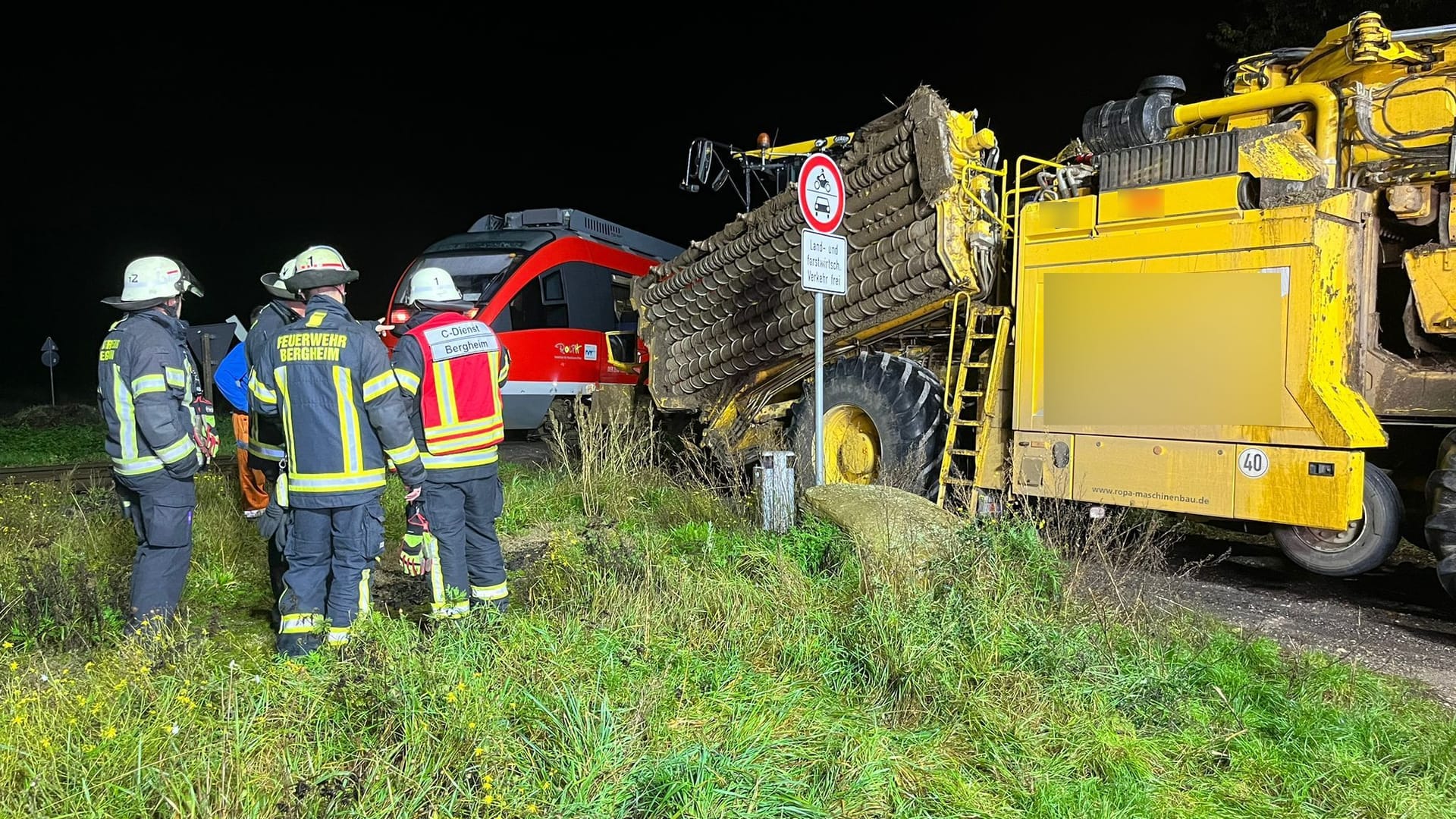 Einsatzkräfte stehen an der Unfallstelle bei Bergheim: Verletzt wurde.