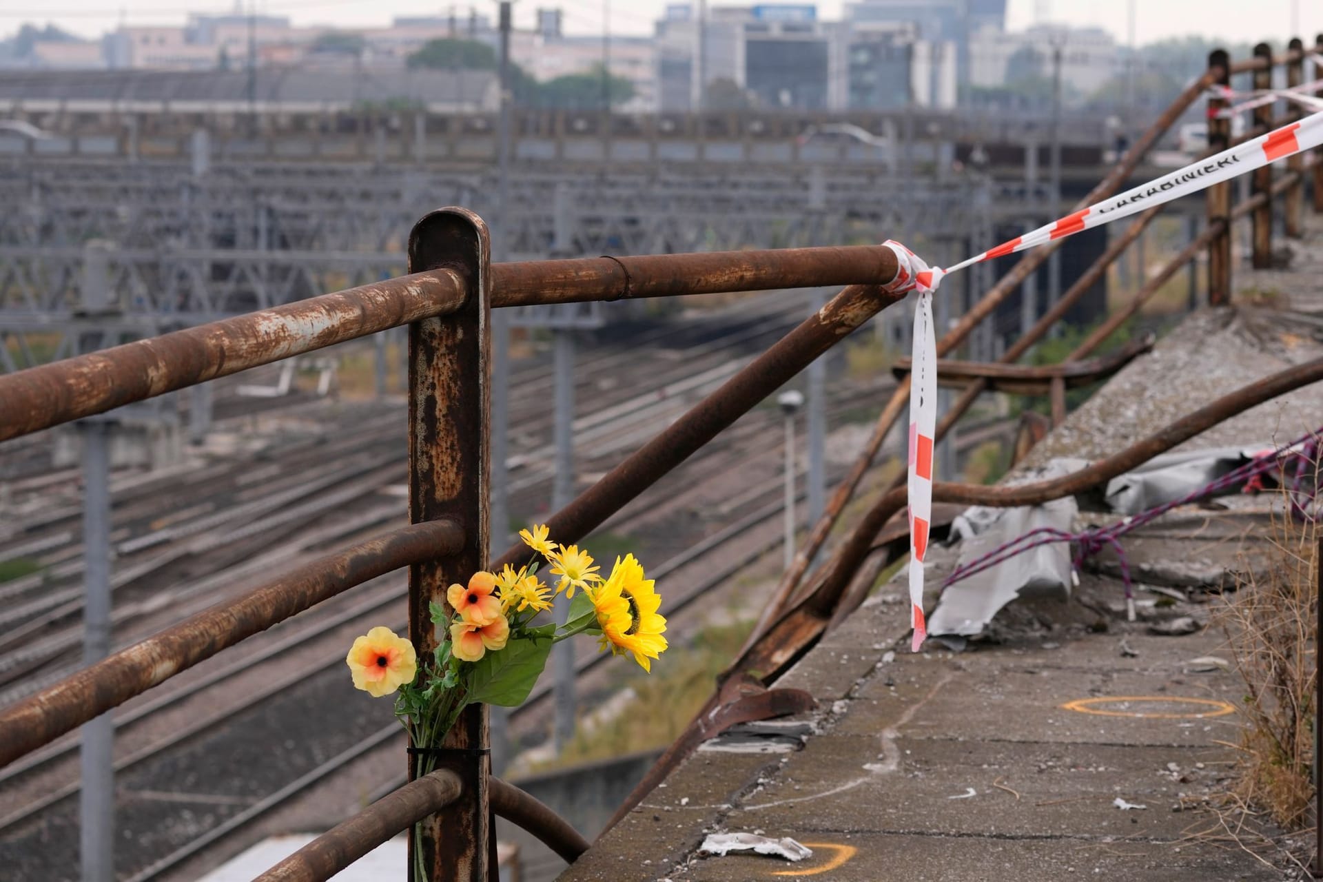 Ein Strauß Plastikblumen ist nahe der Unfallstelle angebracht: Die Staatsanwaltschaft ermittelt nun in dem Fall des Busunglücks in Venedig.